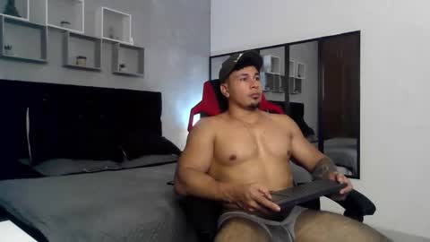 tyler_hank1 online show from October 31, 1:06 am