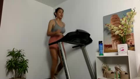 Snapshot of urfavouriteobsession chatting on February 6, 9:17 pm Angela Cullens online show from February 6, 9:17 pm