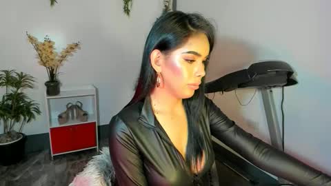 Snapshot of urfavouriteobsession chatting on January 5, 2:41 pm Angela Cullens online show from January 5, 2:41 pm