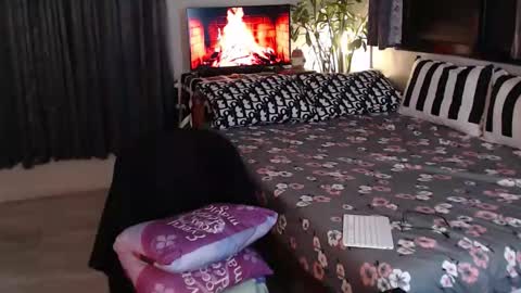 Mel online show from December 14, 8:53 am