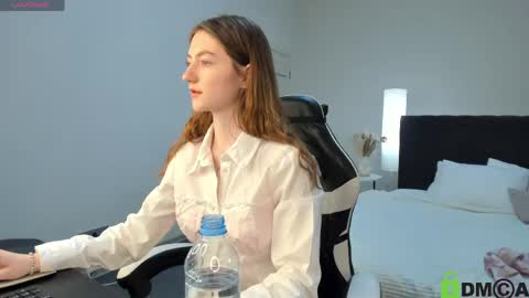 Nora online show from May 31, 11:20 am