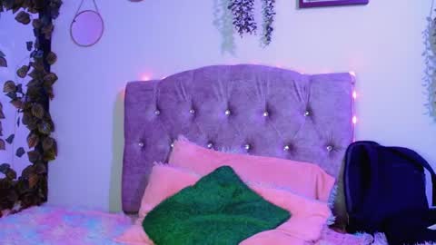 valkiry_ online show from April 16, 9:50 pm