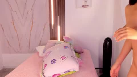 Vallolet Peach  online show from February 5, 12:20 pm