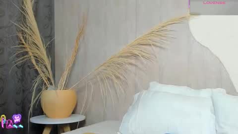 V A N E  online show from February 12, 3:43 am