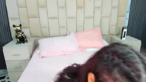 vanessascott_ online show from June 21, 7:26 am