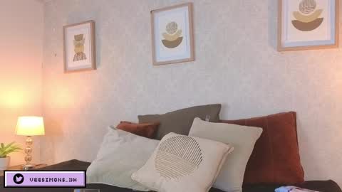 Vee Simons online show from April 4, 7:32 pm