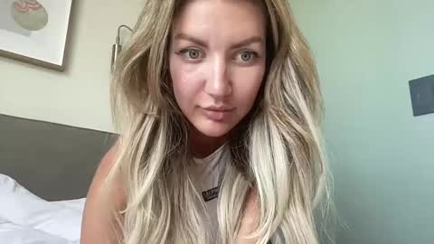 velonira online show from November 17, 9:12 am