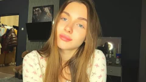 Nia online show from April 28, 5:06 pm