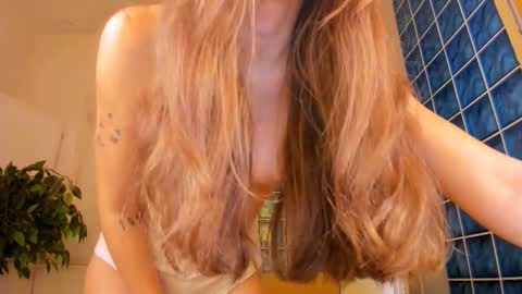 Snapshot of velvet_cherry chatting on October 18, 3:38 pm velvet_cherry online show from October 18, 3:38 pm