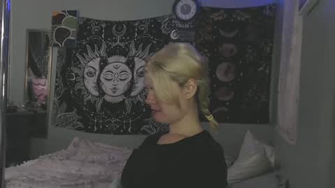 Miss Venus online show from November 5, 2:30 pm