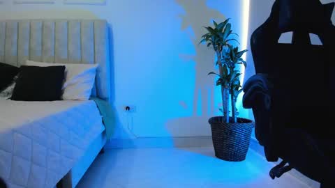 VERONICA online show from April 21, 1:40 pm