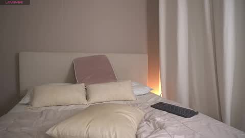  V A L  help me reach 100likes online show from April 21, 1:42 am