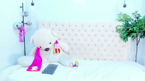 Victoria online show from November 20, 9:45 pm