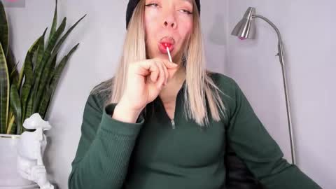 D A N I online show from October 28, 5:03 pm