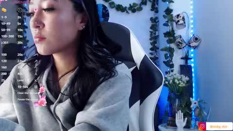 Victoria  online show from November 25, 7:01 pm