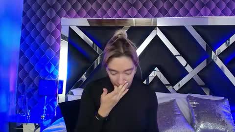 victtoria lee online show from December 1, 7:45 pm