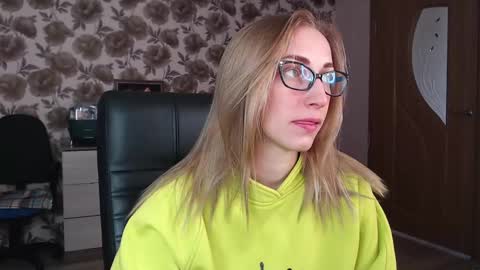 Snapshot of vikaericka chatting on February 9, 8:21 am Vika online show from February 9, 8:21 am