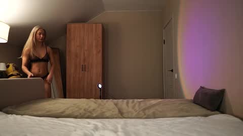 VIKKI online show from December 2, 1:42 pm