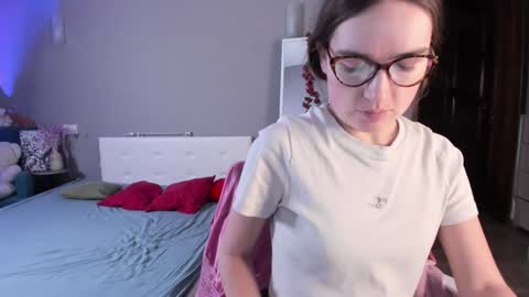 Hello guys I am Vikky Krauss not Vicky online show from December 10, 9:01 am