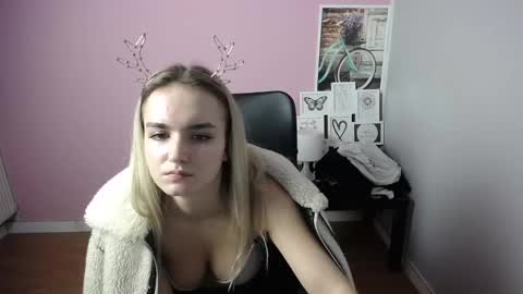 Snapshot of viktoria_lovely chatting on December 11, 2:11 pm viktoria_lovely online show from December 11, 2:11 pm
