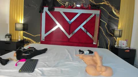 Violet Rose online show from November 6, 8:45 pm