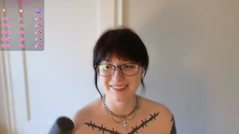 Snapshot of violetwinter666 chatting on October 27, 1:55 pm Violet Winter  indie sleaze goth girl next door online show from October 27, 1:55 pm