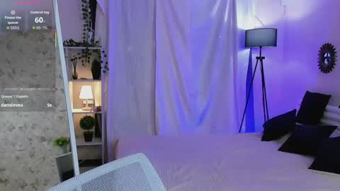 VittoriaNix online show from April 15, 4:10 pm