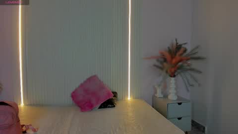 vivianowen9 online show from March 13, 12:30 pm