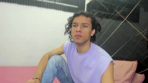 wallis_ online show from December 4, 7:35 pm