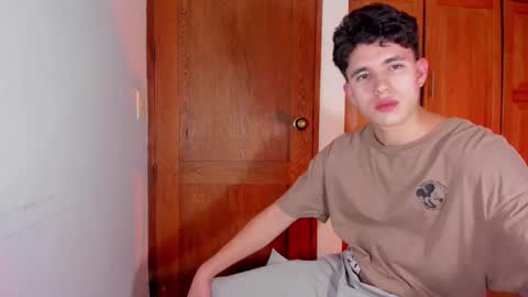 whos_he online show from December 21, 1:23 am