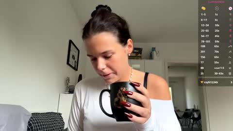 Mia online show from October 15, 7:10 am