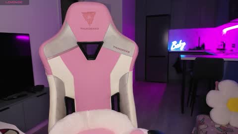 Emi online show from November 19, 4:28 pm