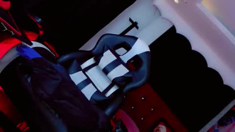 yarethrousss online show from January 11, 7:58 am