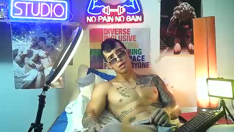 yeisoncastellanos1999 online show from October 3, 12:20 am