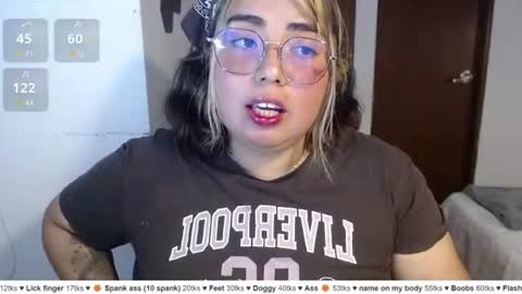 hii i am yini online show from June 12, 2:43 am