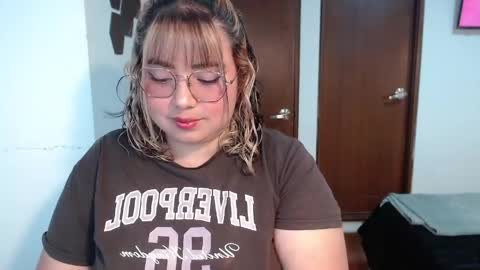 hii i am yini online show from May 25, 11:11 pm