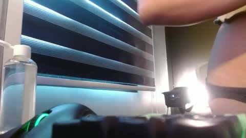 yourfantasyyy_ online show from February 15, 7:51 am