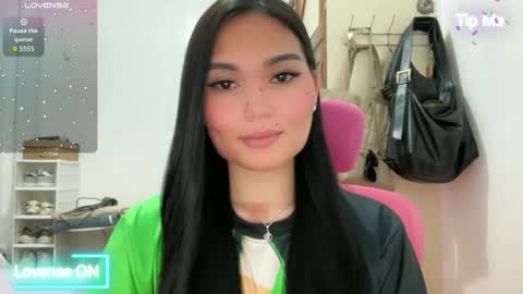 yrdrmgrl_jennie26 online show from May 4, 8:37 pm