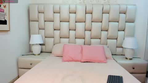 yuna_banks online show from September 15, 11:55 am