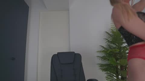 yvonna_ online show from March 9, 2:54 pm