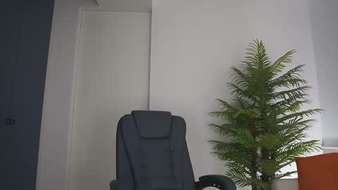 yvonna_ online show from March 6, 1:43 pm