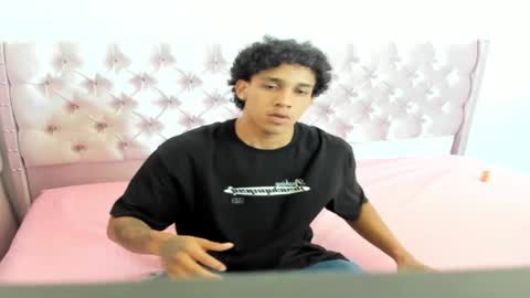 Snapshot of zanxley_ chatting on January 10, 7:43 pm zanxley_ online show from January 10, 7:43 pm
