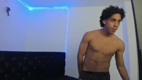 Snapshot of zanxley_ chatting on February 18, 7:41 pm zanxley_ online show from February 18, 7:41 pm