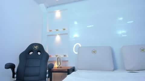 Zenda Evans online show from April 18, 4:25 am