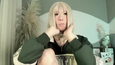 zhally_dee online show from June 4, 11:49 am