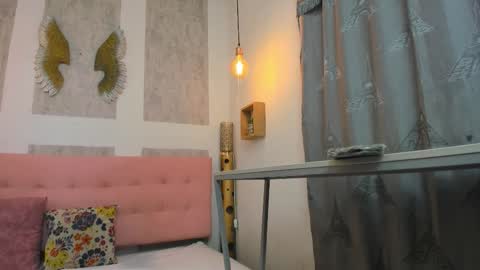 ZHAMIRA  ANDRES online show from February 5, 7:50 pm