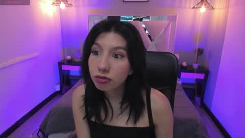 zoe_moreau online show from March 23, 11:59 am