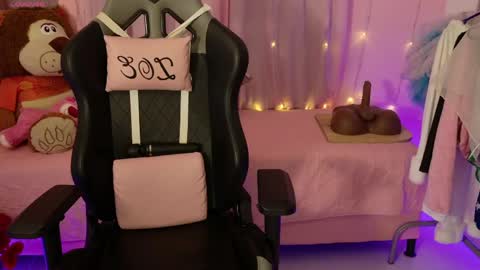 zoe_sullivan_ online show from April 13, 9:35 am