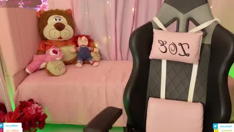 zoe_sullivan_ online show from March 8, 9:24 am