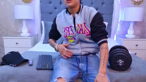 Zoe Krug online show from December 5, 11:41 am